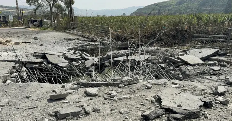 দক্ষিণ লেবাননে ইসরাইলি হামলায় লিতানি নদীর ওপর ক্ষতিগ্রস্ত কাসমিয়েহ সেতু